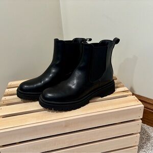 Old Navy black chunky Chelsea boot